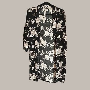 LAST CHANCE-MOVING ❌ NWOT Floral Top